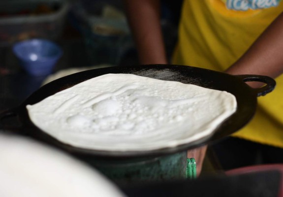 La 'Mega Baleada' de Los Dolores, sazón único en la capital hondureña