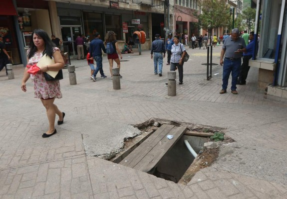 Se hunden las vías del centro histórico de Tegucigalpa, Honduras