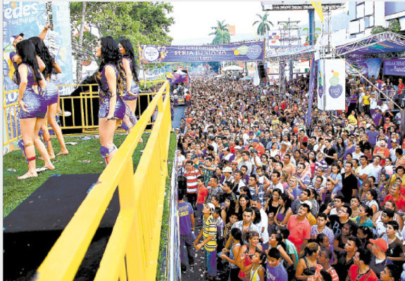 Desbordante alegría y belleza en desfile de carrozas en SPS