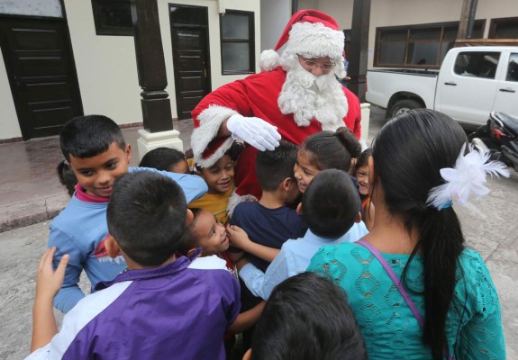Santa Claus realiza última entrega de juguetes