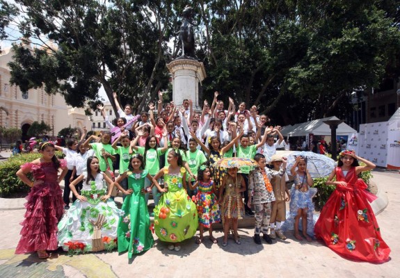 Megaexpoferia del reciclaje cautiva a decenas de clientes en la capital de Honduras
