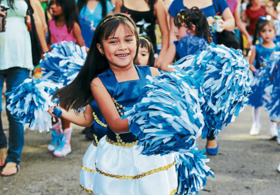 Preescolares llenan de patriotismo la capital