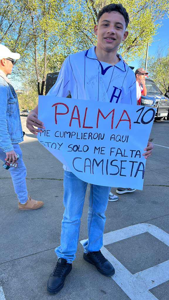 Banda que estuvo con Daddy Yankee sorprende en juego de Honduras y el Chucky peruano