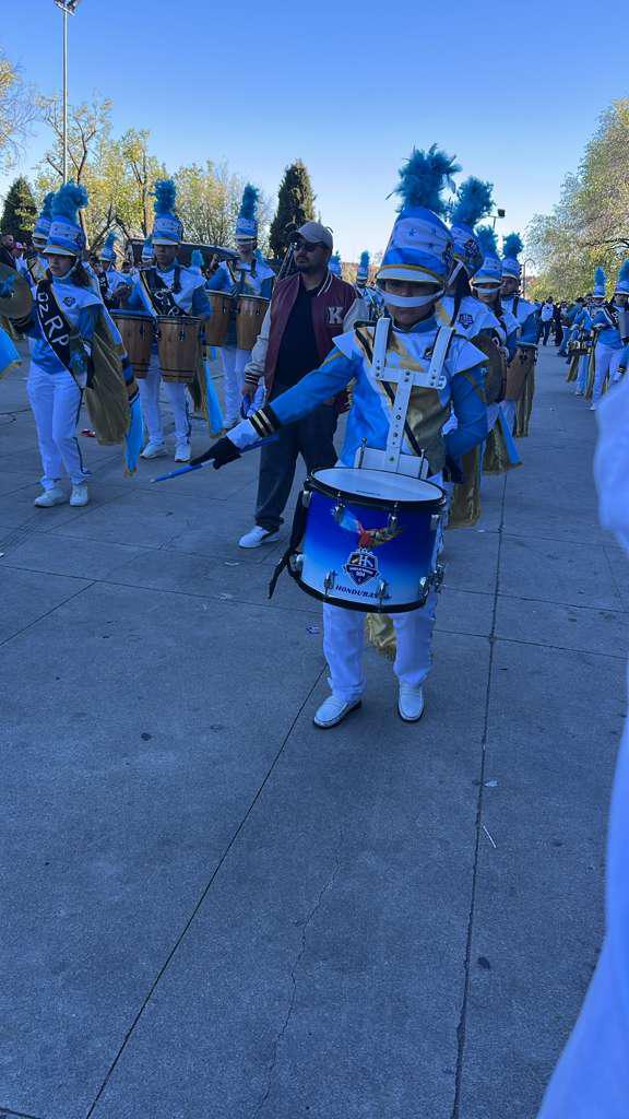 Banda que estuvo con Daddy Yankee sorprende en juego de Honduras y el Chucky peruano