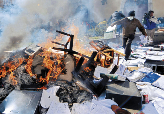 Policías a Evo Morales: Como lo subimos, lo bajamos