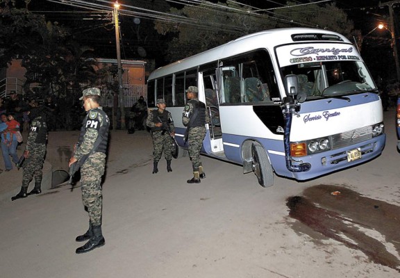 Motorizados matan a pasajero dentro de un rapidito
