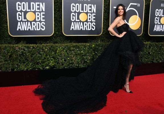 Critican severo acné de Kendall Jenner durante los Globos de Oro 2018 (FOTOS)