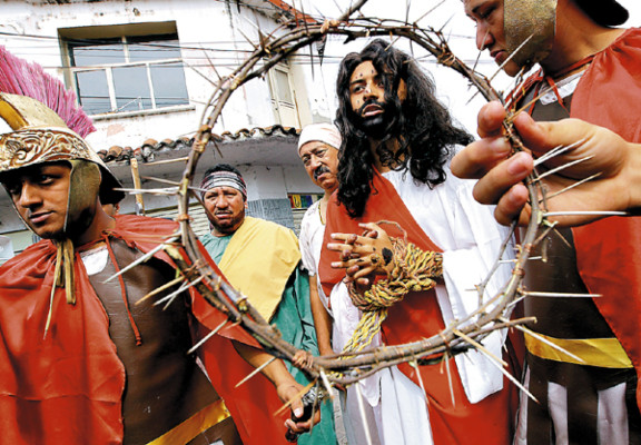 Honduras: Fieles reviven la pasión y la fe con el Vía Crucis bíblico