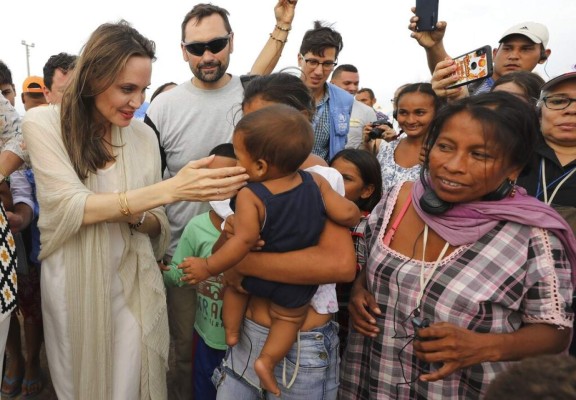 FOTOS: El look de Angelina Jolie durante su visita a migrantes venezolanos en Colombia