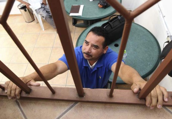 En potreros y panteones exhuman a víctimas de banda