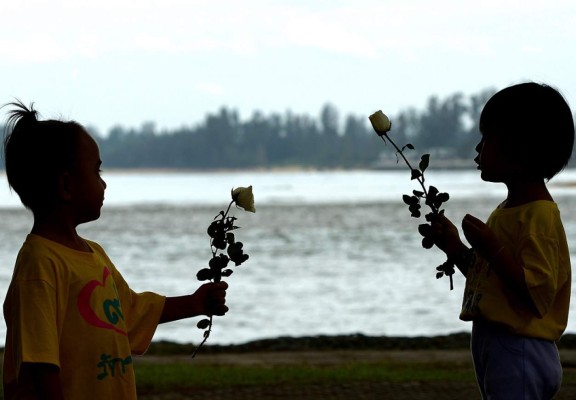 Oraciones y lágrimas en conmemoraciones del tsunami de 2004