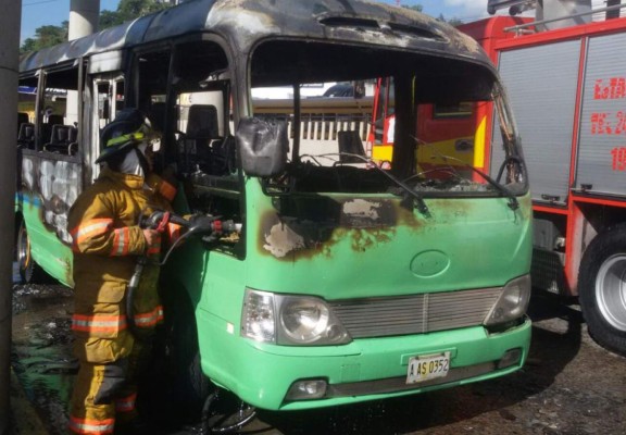 Bus arde en llamas en bulevar Fuerzas Armadas&nbsp;&nbsp;