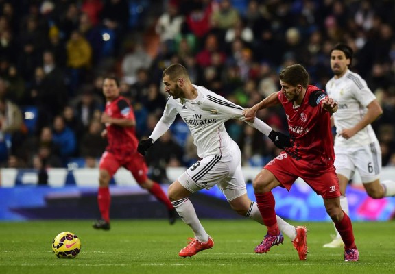 Real Madrid gana al Sevilla y se aleja del Barcelona