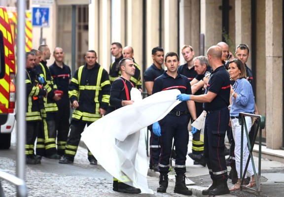 Las imágenes de la explosión de un paquete bomba en Lyon, Francia