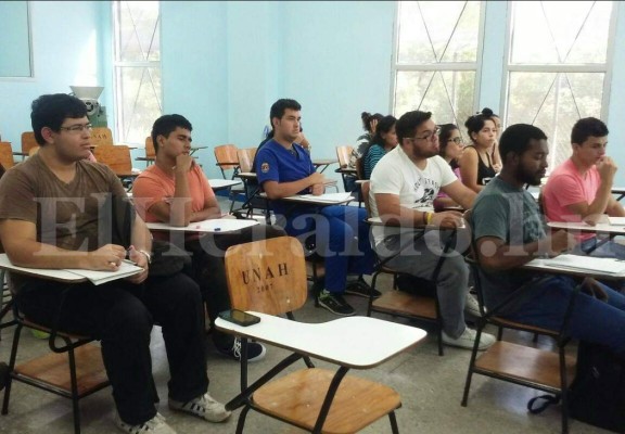 Docente y alumnos madrugan para tomar aula de clases