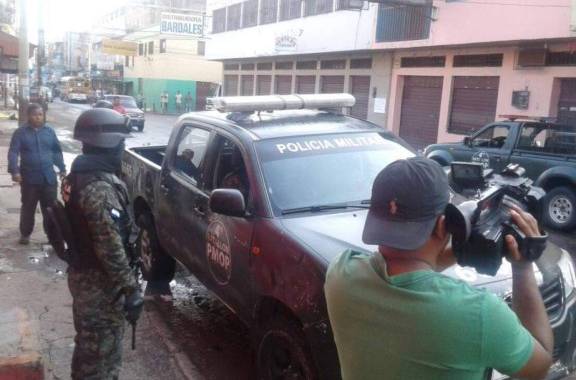 La Policía Militar y de Orden Público (PMOP) llegaron hasta un hospedaje de la séptima avenida para capturar un presunto distribuidor de droga.