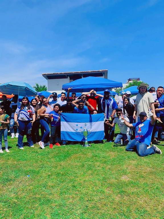 La comunidad de hondureños apoyó el evento y muchos lo aprovecharon para dar a conocer sus negocios.