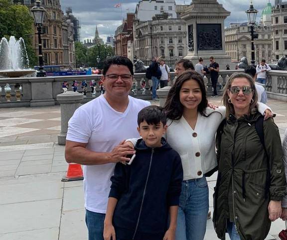 En una foto más reciente, en Londres, junto a sus hijos Daniel (13) y Mikela (18).