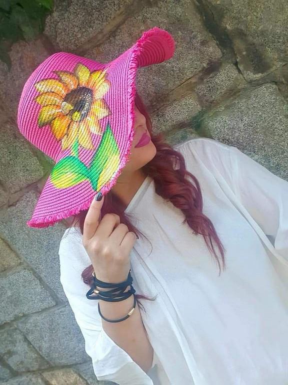 La joven se convirtió en una pionera del mercado de pintura sobre prendas con motivos hondureños.