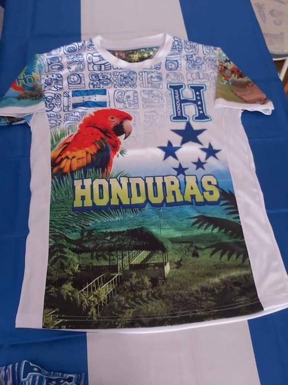 Los productos alucivos a Honduras como las camisetas de la H y de clubes catrachos son parte del negocio.