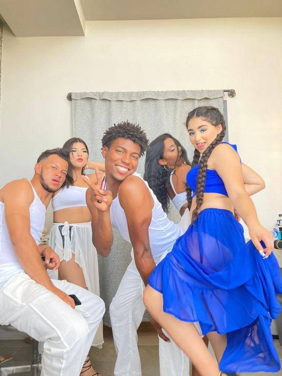 El grupo de baile que participó en el reciente Latin American Festival Cultural 2022.