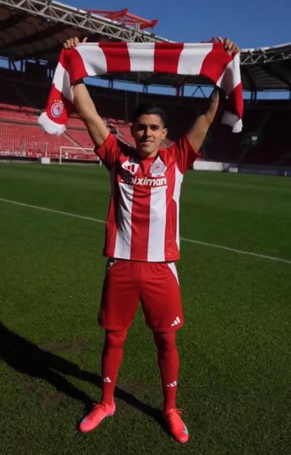 Luis Palma es presentado con el Olympiacos de Grecia al lado de lujoso carro
