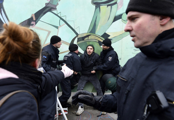 Manifestación contra perforación de Muro de Berlín