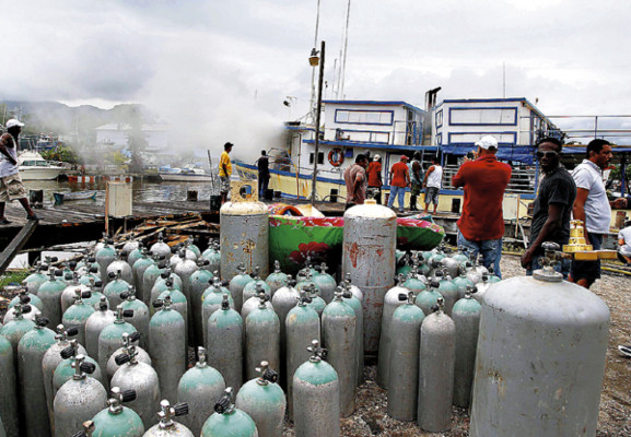 Incendio consume barco en muelle de La Ceiba