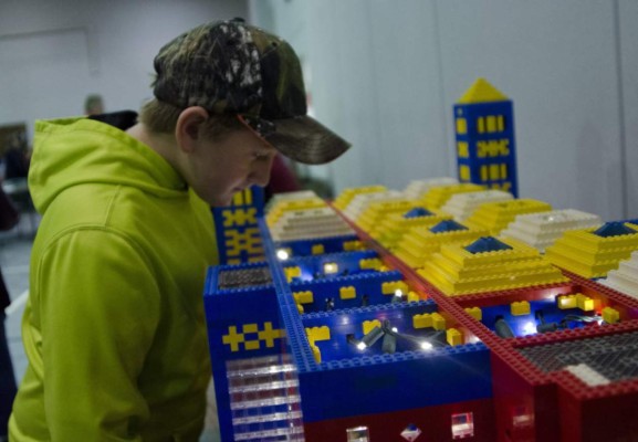 Estadounidense diseña y construye una iglesia de Legos