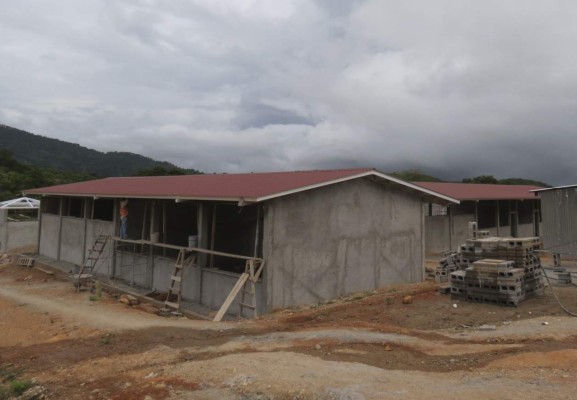 Construyen complejo educativo en Guajiquiro