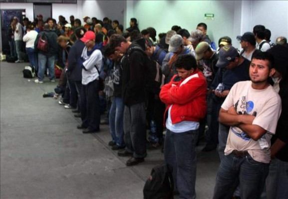 Gobierno salvadoreño asegura que detuvo deportación de 22 migrantes de EEUU