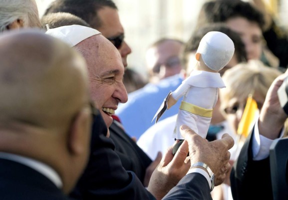 Multitudes, alegría y souvenirs caracterizan visita del Papa