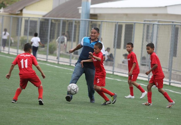 La Guaymuras renueva a glorias del fútbol