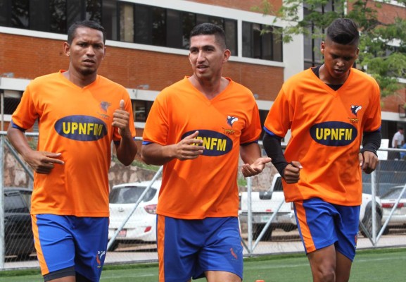 Los Lobos apelan a su columna vertebral para desafiar al León