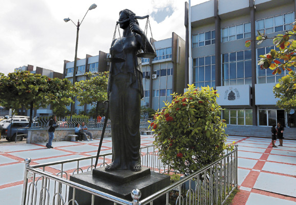 Investigan a jueces por confabular contra fondos estatales