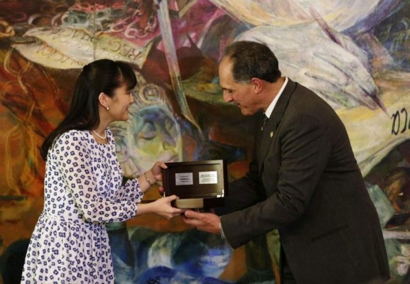 Alcalde entrega llaves de la ciudad a la princesa Mako