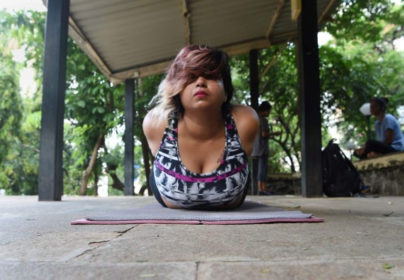 Una mujer india desafía los tópicos corporales con sus cursos de yoga en internet &nbsp;&nbsp;
