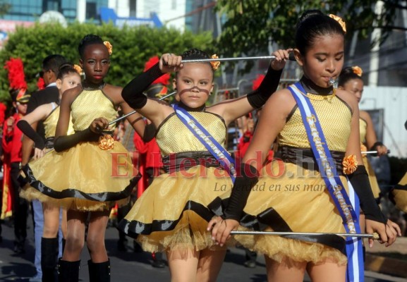 FOTOS: Coloridos desfiles protagonizaron al menos 300 escuelas en la capital