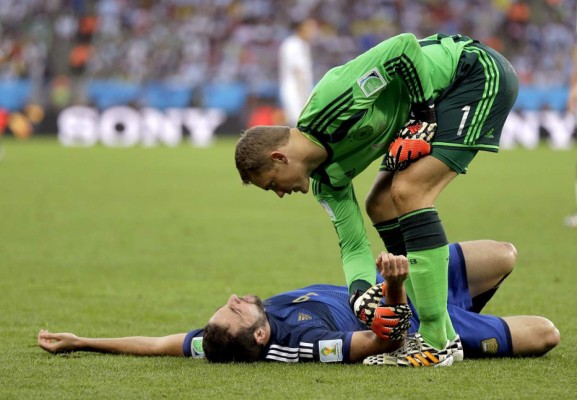 La rodillazo de Neuer a Higuaín que no fue penal