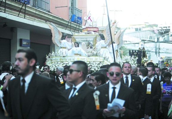 Devotos acompañan el cortejo del Cristo Yacente