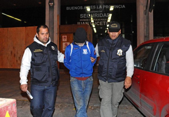 Un hombre mantuvo por años encerrados en jaula a su mujer e hijo