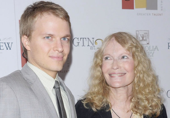 Mia Farrow revela que tuvo hijo con Frank Sinatra y no con Woody Allen
