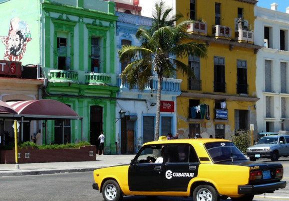 Gobierno cubano privatiza los servicios de taxis