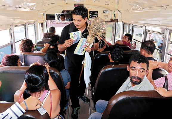 Hacen de los buses su podio político