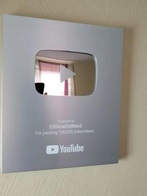 Cardona Meza ya recibió la placa de plata de Youtube por superar los 100 mil suscriptores.