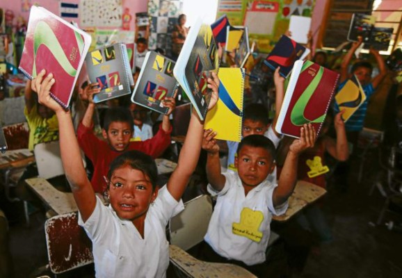 Equipamos a niños de Las Pilas para culminar año escolar