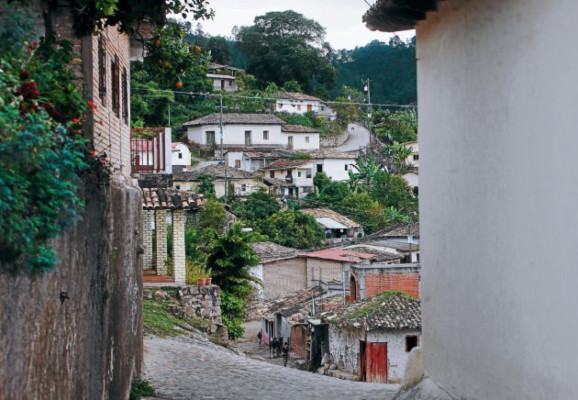 Turismo por las calles empedradas de Cedros