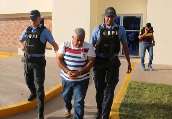 Autoridades presentan a exfuncionario detenido por delito de estafa en Juticalpa