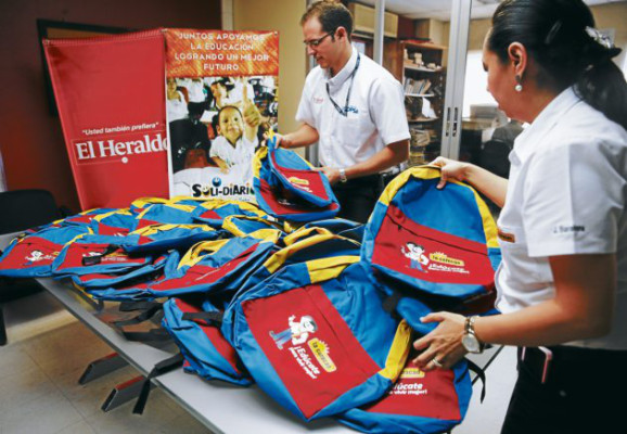 La Curacao dona lote de mochilas a Soli-Diario