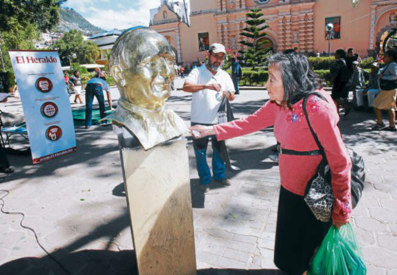 Capitalinos contemplaron busto del mensajero de la paz